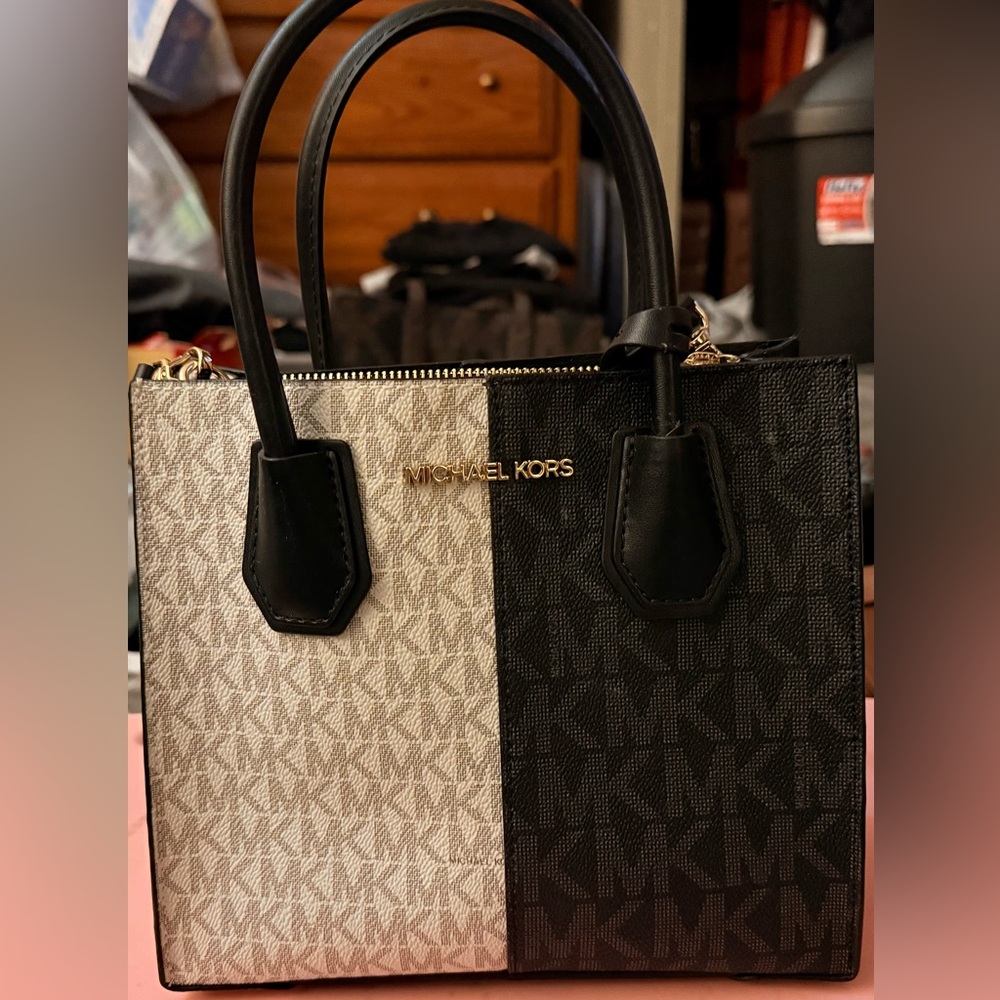 Brand New Micheal Kors bag 
Used once